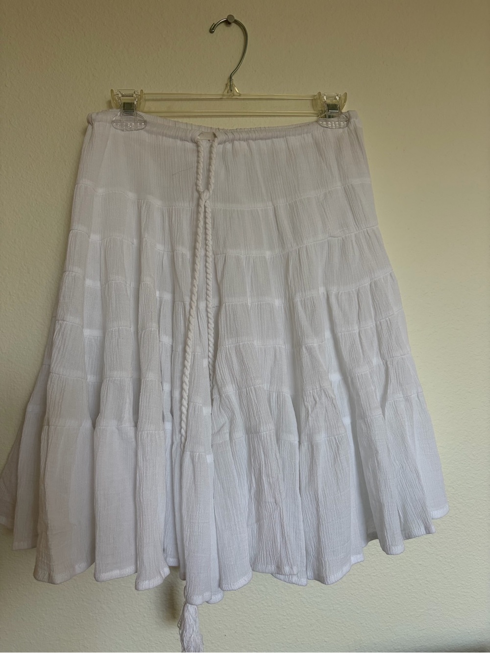 White Cotton Tiered A-Line Skirt
Size S
Drawstring wi/ adjustable waist